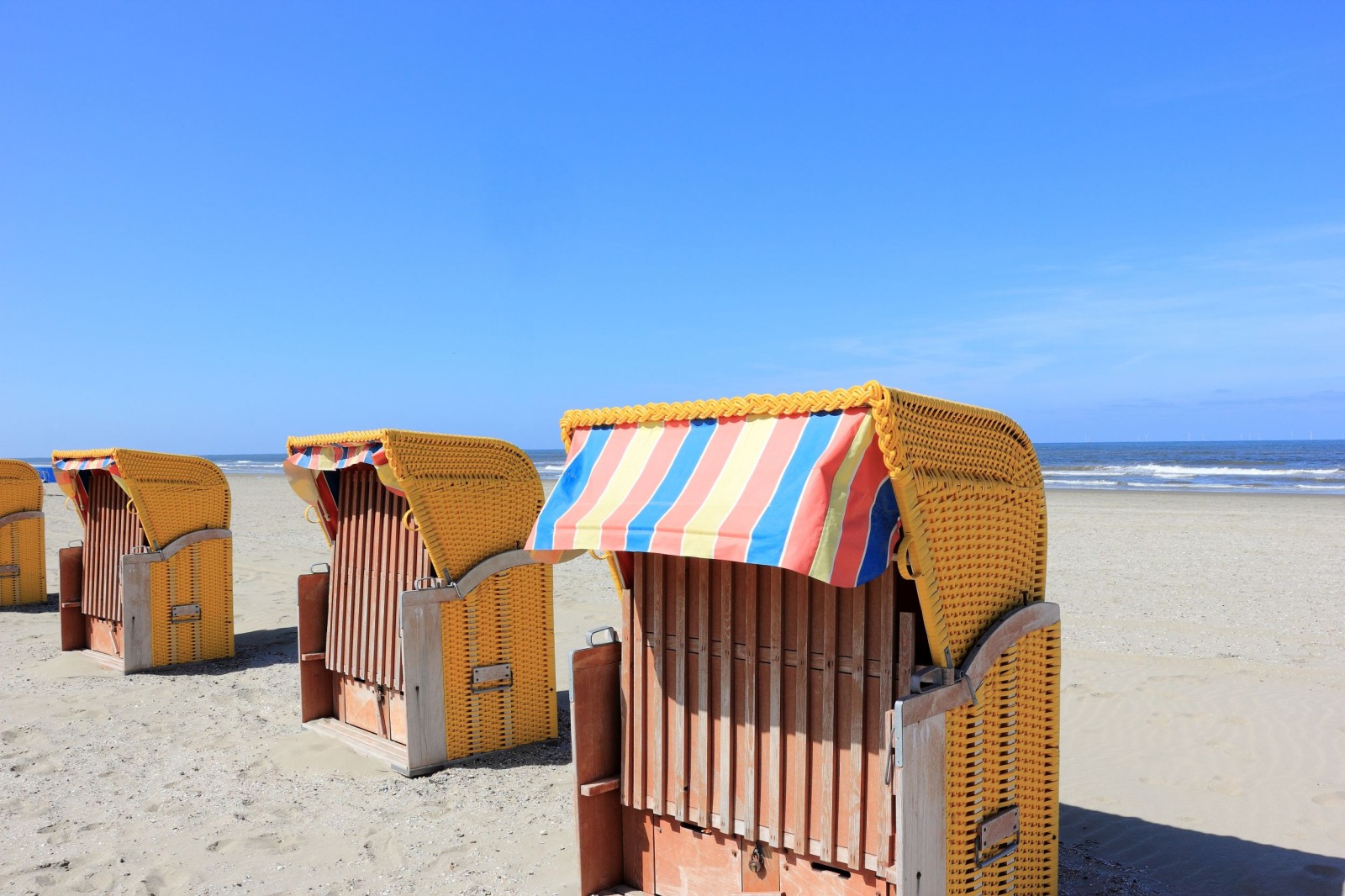 Egmond-aan-Zee-Strandstoelen-strandvakantie.jpg