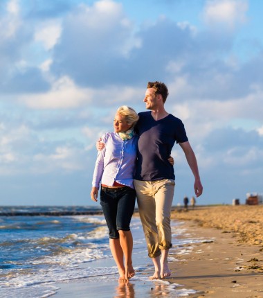 strandwandeling-jong-stel-noordzeekust.jpg